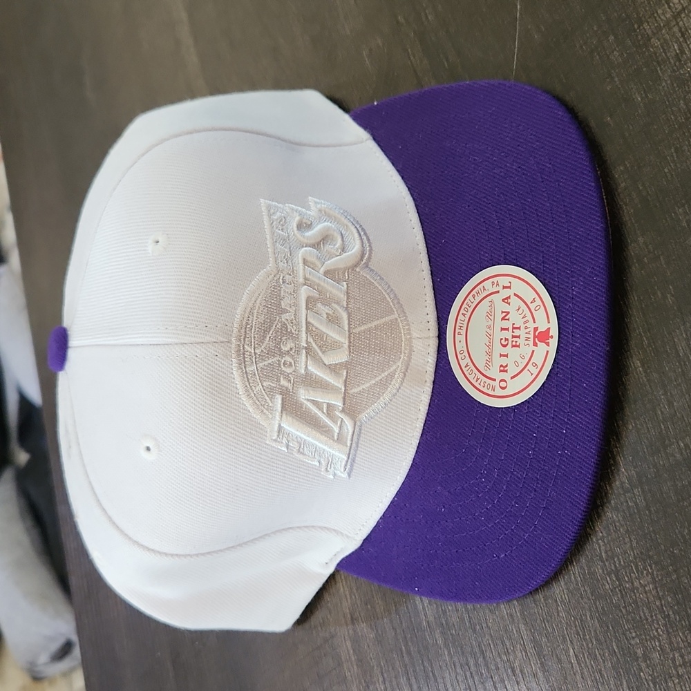 NWOT Lakers Snap Back